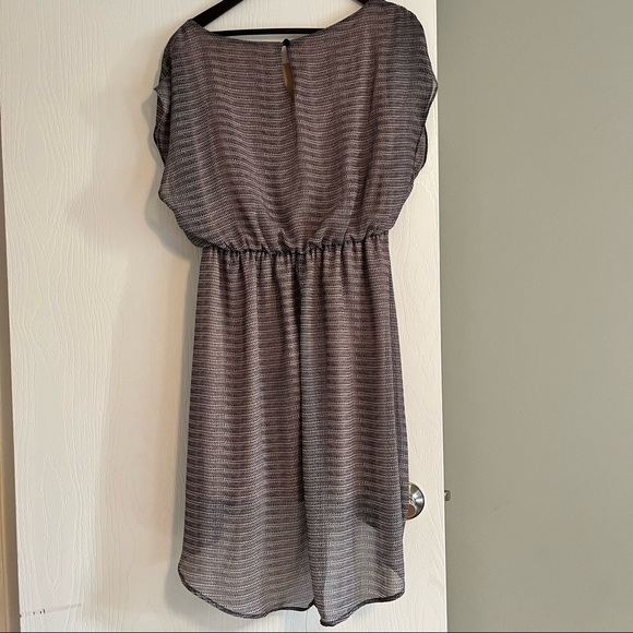 Peachy crème patterned dress, lined with longer back. - Picture 4 of 4